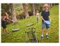 Enfants jouant au cornhole et au frisbee sur la pelouse.