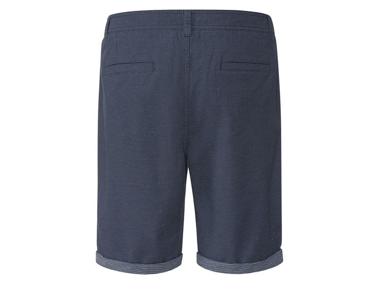 Blauwe korte broek met stippenpatroon.