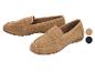 Paire de mocassins en daim marron avec surpiqûres visibles et deux échantillons de couleur