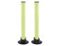 Twee gloeiende groene LED-lampen op zwarte voetstukken