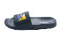 Donkerblauwe slipper met een kleurrijk geometrisch patroon en de tekst 'TREK' op de band.