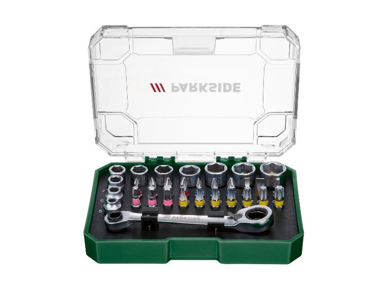 Un ensemble d'outils Parkside avec cliquet, douilles et embouts dans une boîte.