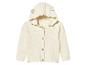 Een wit gebreid vestje met capuchon voor baby's
