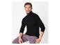 Homme souriant en pull à col roulé noir et pantalon gris.
