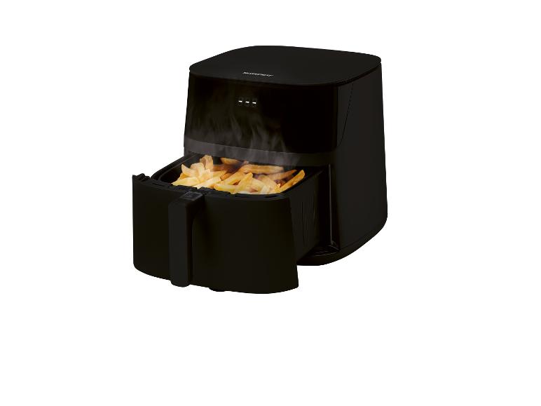 Zwarte SilverCrest airfryer met frieten.