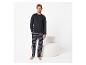 Man in marineblauw shirt met lange mouwen en gestreepte pyjamabroek.
