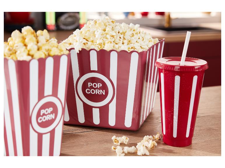 Deux seaux de popcorn rouges avec des rayures blanches et un gobelet de boisson rouge avec une paille.