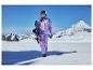Vrouw in paars snowboardpak met snowboard op een besneeuwde berg.