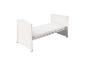Lit d'enfant blanc avec matelas sur fond blanc.