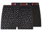 Twee zwarte boxershorts, één met speelkaartpatroon en 'I LOVE U' op de tailleband.