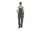 Man in grijze overall en wit T-shirt