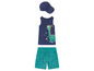 Un débardeur bleu avec un imprimé dinosaure, un short de bain turquoise avec un imprimé plage et une casquette de baseball bleue.