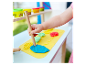 Een kind speelt met Play-Doh klei en gereedschap.