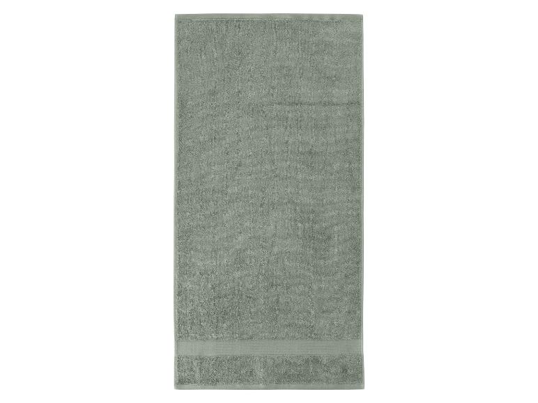 Une serviette vert-gris avec une bordure rayée.