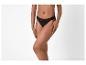 Femme portant un string en dentelle noire