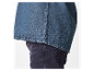Een denim shirt en een donkere jeans.