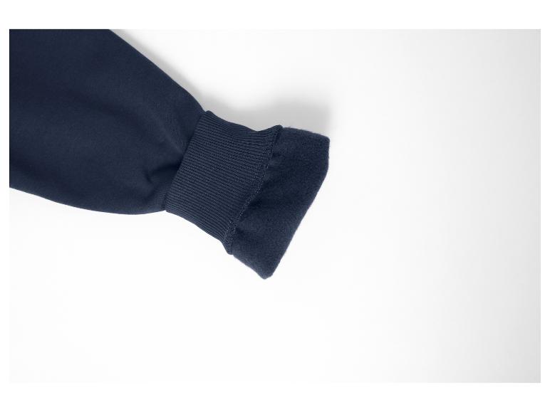 Gros plan d'une manche de sweat-shirt bleu foncé avec un poignet côtelé.
