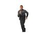 Homme en tenue de sport gris et noir, courant.