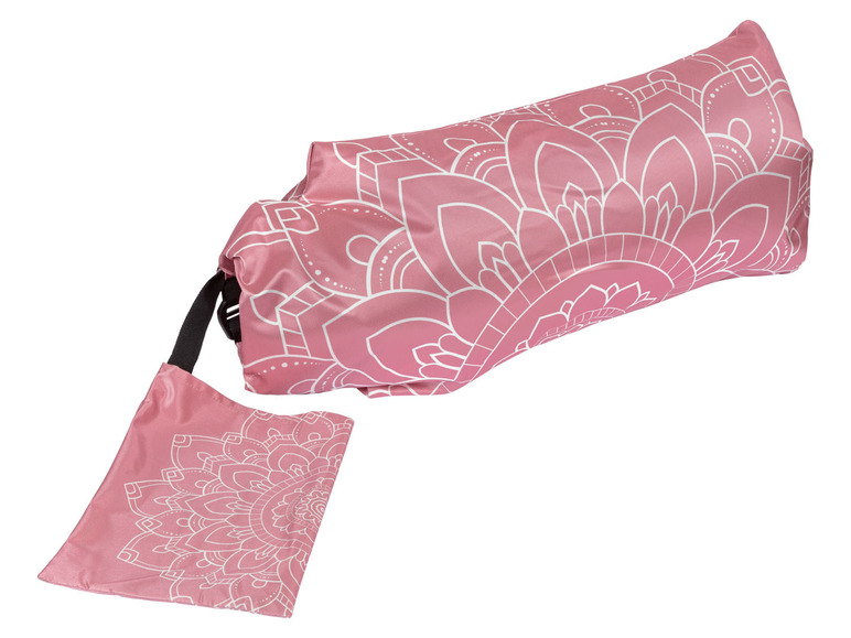 Een roze yoga mat met mandala-print en bijpassende tas.