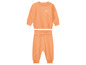 Un ensemble bébé orange avec un sweat-shirt et un pantalon