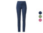 Un jean skinny bleu foncé pour femme.