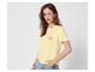 Vrouw in een geel T-shirt met 'Ciao Bella'-tekst en denim shorts.