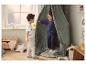 Twee jongens spelen in een kinderkamer met een groen bedhemel en speelgoedkassa.