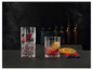 Twee glazen met dranken en ijs, gegarneerd met fruit.