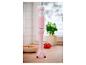 Mixeur plongeant rose Silvercrest sur un comptoir de cuisine avec de la soupe de tomates et des tomates.