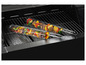 Twee kebabspiezen met vlees en groenten op een grill.