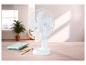 Ventilateur de table avec carnets et stylos sur une table en bois