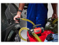 Un homme pompe de l'essence dans une voiture avec une pompe Ultimate Speed.