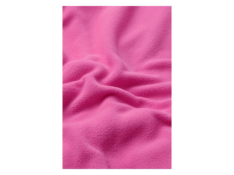 Roze fleecestof met zachte plooien.