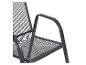 Détail d'une chaise de jardin en métal noir avec dossier et accoudoir.