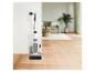 Aspirateur et lave-sol 2 en 1 sans fil en charge dans un salon.