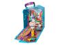 Een blauwe speelgoedkoffer met een basketbalring, skateboard en andere accessoires.