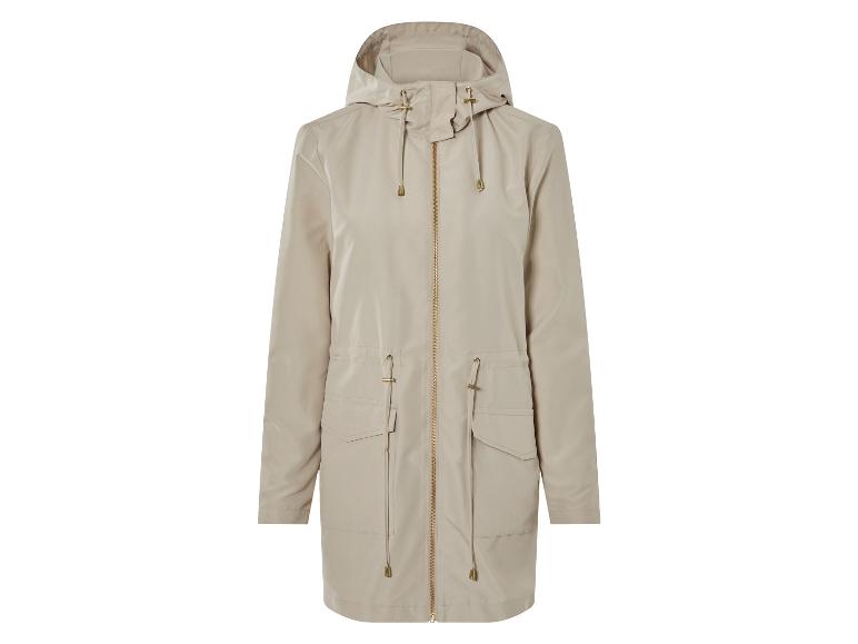 Imperméable beige à capuche.