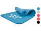 Een blauwe Reebok yogamat, opgerold.