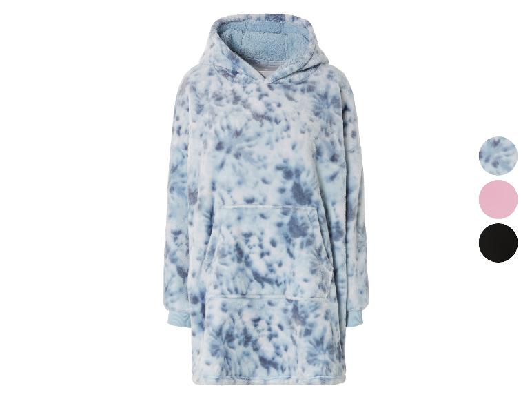 Een blauwe hoodie met een tie-dye print