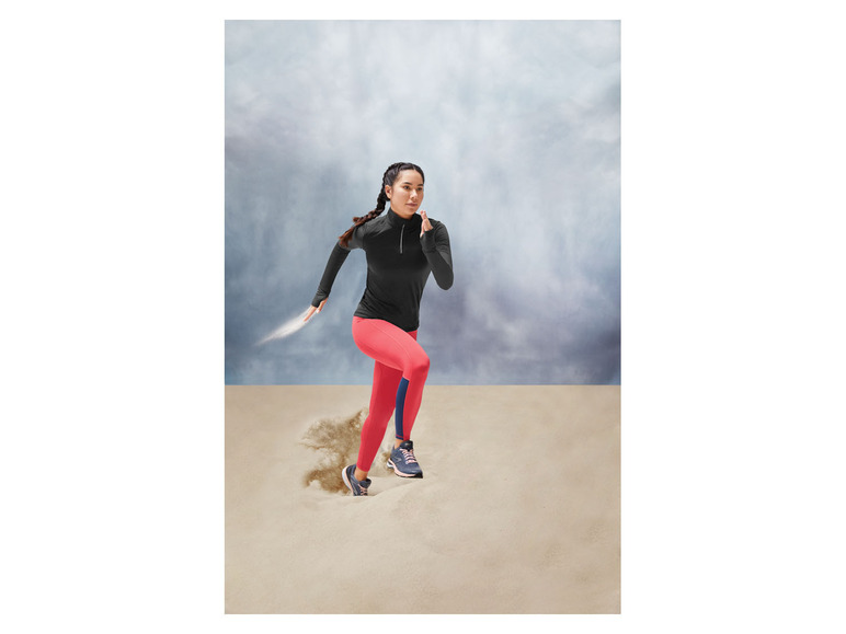 Femme courant en vêtements de sport et en baskets sur le sable.