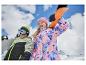 Deux enfants souriants avec des snowboards, portant des vestes de ski et des bonnets, sur fond de montagne.
