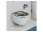 Een toilet met een deksel met een gouden kikker erop.