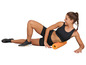 Een vrouw in sportkleding gebruikt een foam roller voor oefeningen.