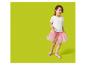 Meisje in een wit T-shirt en een roze tutu rok met aardbeienprint.