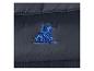 Een donkerblauwe jas met een gestikt logo van een ruiter op een paard.