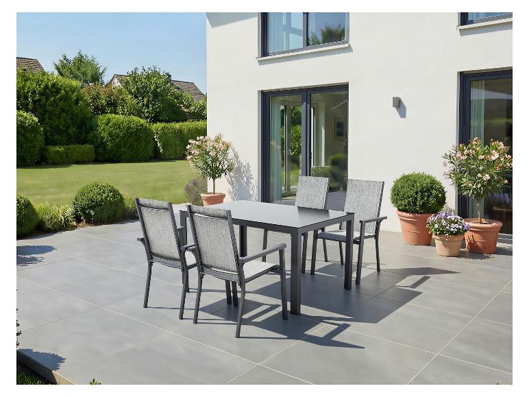 Tuinset met tafel en vier stoelen op een modern terras.
