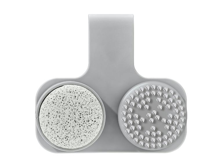 Un support gris avec deux éponges rondes, une en pierre ponce et une avec une brosse.