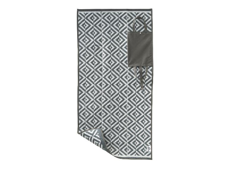 Tapis d'extérieur gris et blanc à motifs avec sac de transport gris foncé attaché