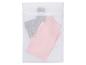 Sac de lavage en maille blanche avec un vêtement rose et un vêtement gris à l'intérieur