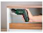 Hand die een Parkside PAS 4 D7 accuschroevendraaier vasthoudt en in een houten plank schroeft.